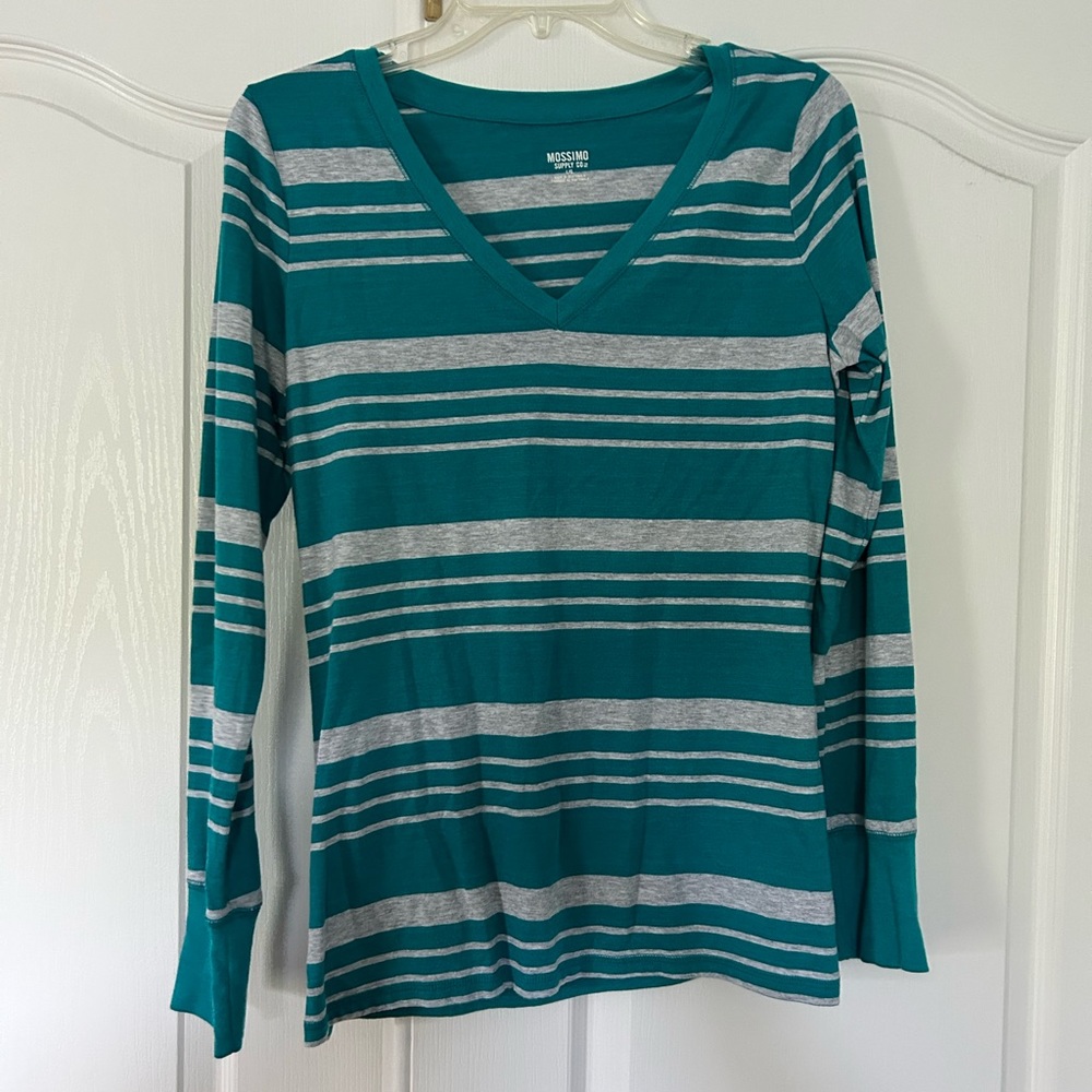 Mossimo supply long sleeve v-neck striped shirt